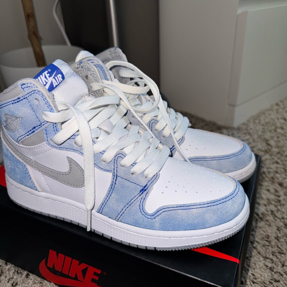Nike Air Jordan 1 High Retro Hyper Royal